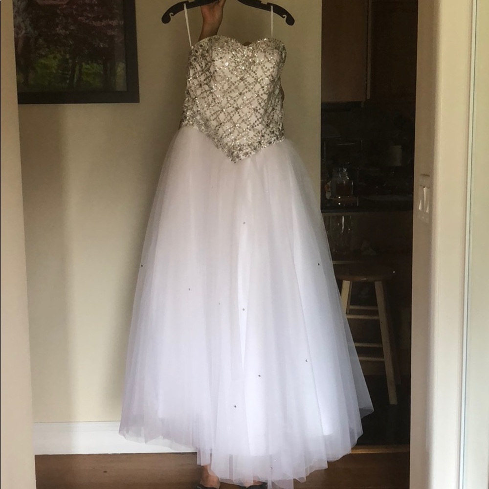 A white Quinceañera dress